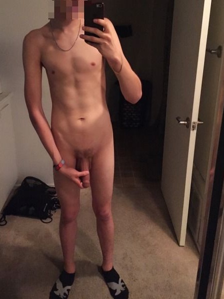 Plan gay discret mais torride avec un mec nu a Paris Plan gay discret mais torride avec un mec nu a Paris